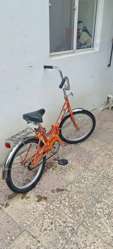 Stels markalı bu qatlanan velosiped narıncı rəngdədir və şəhər daxili