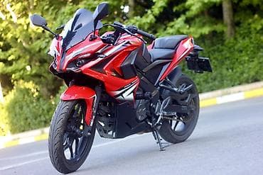 Bajaj Pulsar RS200 sport motosiklet Xüsusiyyətlər: - Model: Bajaj
