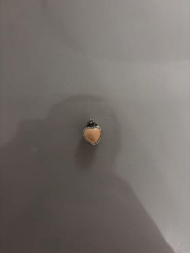 бусы из натурального камня: Pandora Gümüş rəngli iki şarm Qeyd: gül şəklində olanın iki qaşı — 1