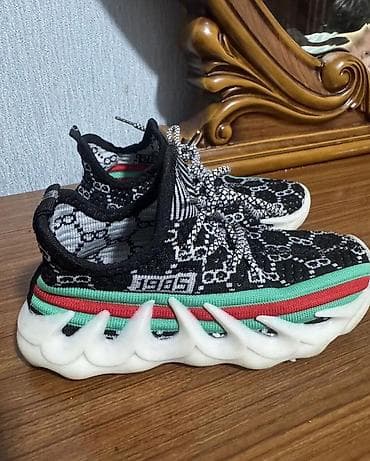 Krasofkalar və idman ayaqqabıları: Kişi/qadın idman ayaqqabısı – ayaqda yüngül və rahat model. - Üst — 1