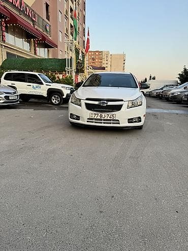 range rover 2019: Chevrolet Cruze sedan – ağ rəng, 4 qapı, ön-çəkiş. Xüsusiyyətlər: - — 3