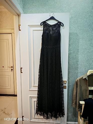 Qara krujeva gecə/libas - Model: Uzun, A-kəsim siluet; bel xəttində