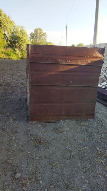 dəmir konteyner: Paslı dəmir qutu, müxtəlif məqsədlər üçün uyğundur. Kənd — 2