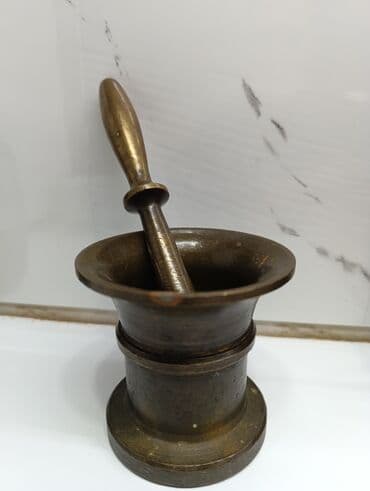 toxum temizleyen: Mis ilə latunun qarışığı olan klassik həvəng və dəstək (havan). 50-60 — 1