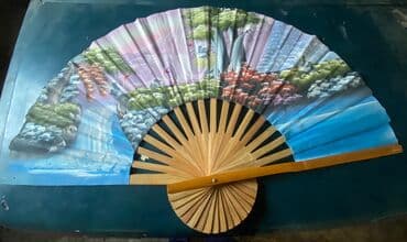 süni tökmə küknar ağacları: Taxta çərçivəli və üzərində mənzərə təsviri olan yelpik. Yelpiyin — 1