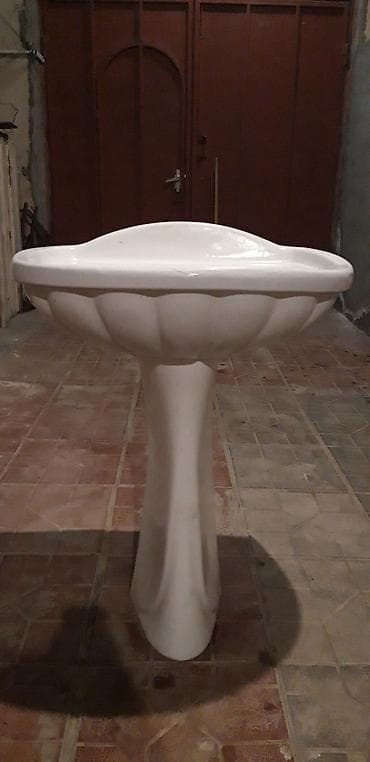gence qapi: Porşelen (farfor) piyada dayaqla birgə umivalnik (lavabo). - — 2