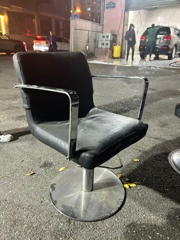 Peşəkar salon kreslosu - Material: Qara rəngli ekodəri oturacaq və