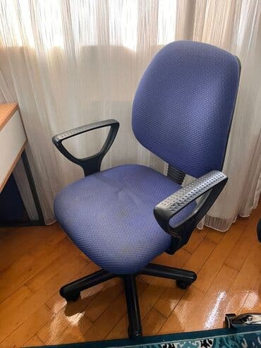 кресло для компьютера: Б/у, С колесиками, Рукояти не регулируются, Ткань — 2