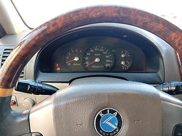e 250 cdi: Ağ rəngli 5 qapılı yolsuzluq/SUV avtomobili. Xüsusiyyətlər: - Geniş — 9