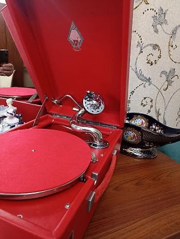 Velosiped ehtiyyat hissələri: Qırmızı portativ qrammofon – mexaniki yaylı - Korpus: qapaqlı — 6