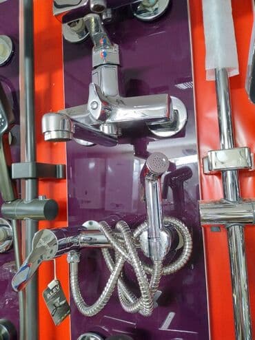 duş altlığı: Krom örtüklü hamam kranı, duş başlığı və spiral şlanqı ilə təchiz — 1