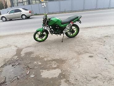 mopet elektrik: Yaşıl-qara rəng sxemində tüninq edilmiş yol motosikleti — 9