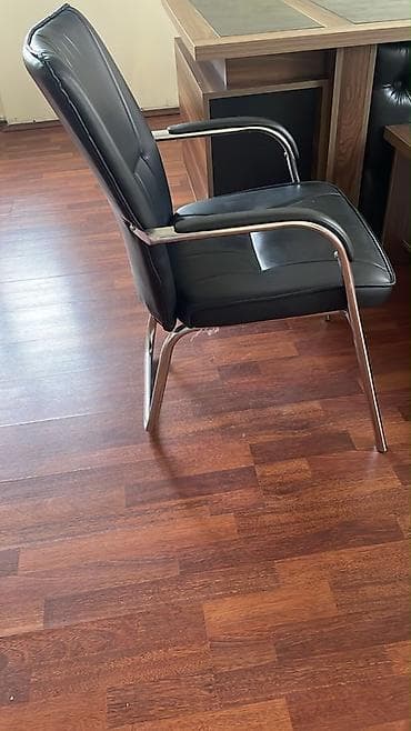Ofis mebel dəsti Tərkibi: - Böyük rəhbər masası – taxta (qoz rəng — 4