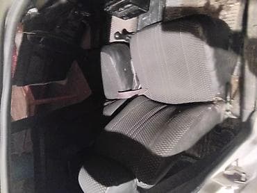 mercedes ayaqaltı: VAZ 2107 sedan – ağ rəngdə, klassik kuzov. Xüsusiyyətlər: - Kuzov: 4 — 4