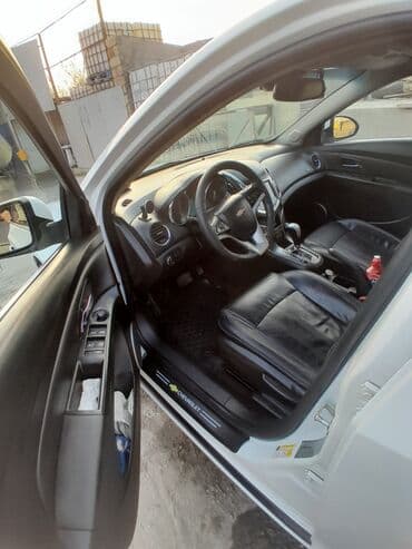 sade guzgu: Chevrolet Cruze sedan - Kuzov: ağ rəng, 4 qapı - Ban növü: sedan - — 10
