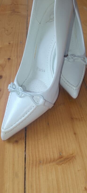 женские прозрачные туфли: Paris markalı ağ rəngli, ucu sivri qadın dikdaban ayaqqabıları — 1