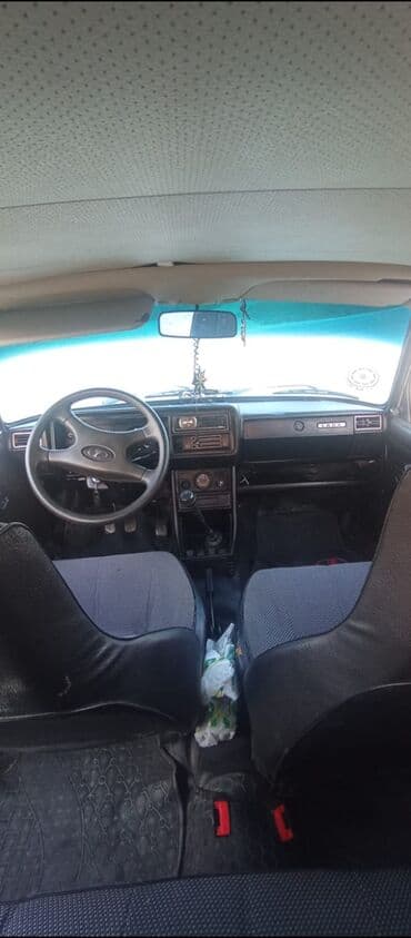 4 goz qaz: VAZ 2107, ağ rəng, sedan kuzov. Əsas xüsusiyyətlər: - Mühərrik: RWD — 6