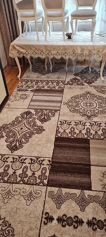 Qəhvəyi-bej tonlarında naxışlı xalça Əla vəziyətdədir yenikimidir