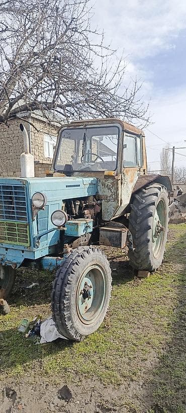 mawin cixolu: Traktor MTZ-80 (Belarus) – mavi rəngli, kabinəli, ön iki fənərli və — 2