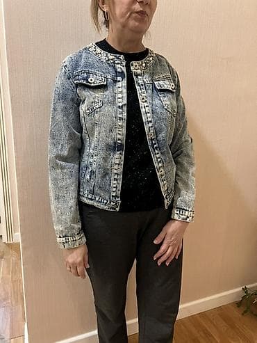 Qadınlar üçün cins gödəkçə - Model: yaxası bəzəkli, düyməli qısa cins