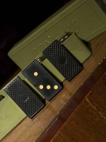 Maskalar, eynəklər: Domino dəsti – klassik “double‑six” (0–6) komplekt. - Material: qara — 3