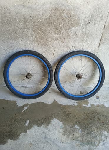 təkər 260: Mavi rəngli jantlara və qara təkərlərə malik iki ədəd velosiped — 1