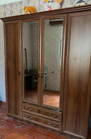 Destinin qiymetidir yaxşı vezyyetdedir Tərkibi: - 4 qapılı paltar