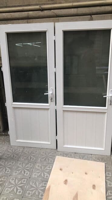 plasik qapi: İki qapi Zamoku ilə bir yerdə cercivesinen bir yerde satilir Biri — 1