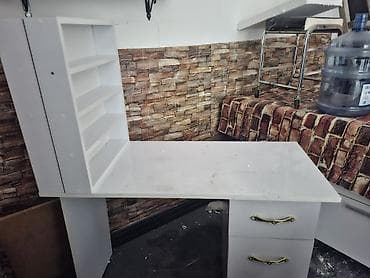 istolar: Düz masa, Stulsuz, Polkalı, Siyirməli, Parlaq laminat — 4