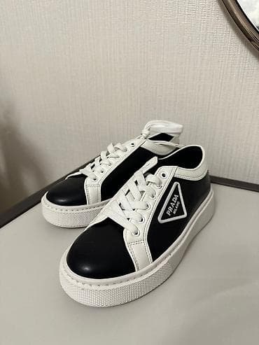 120 azn alinib hec geyinilmeyib Razmer 38 Isdiyen olsa awagi da