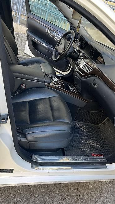 mercedes alan adam: Mercedes-Benz S-Class sedan (W221) – ağ rəng, 4 qapılı, arxa ötürücülü — 5