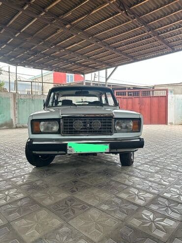 диски титановые ваз 2101 недорого: VAZ 2107 modeli, sadə ağ rəngdə və klassik sedan dizaynına malikdir — 5