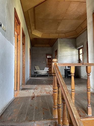 sebail rayonunda satilan heyet evleri: Ev 12*16 dır ölçüsü Torpaq sahəsi 11 sot dur. Şəxsi qapısı. Su işıq — 8