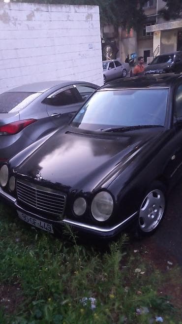 Qara rəngli sedan avtomobil - Kuzov: 4 qapılı sedan, qara rəng -