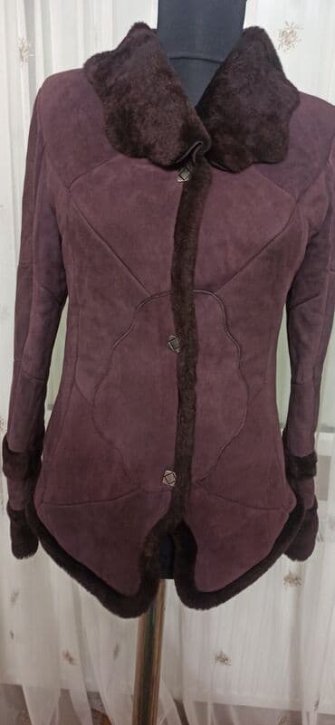 lateksdən geyimlər: – tünd bənövşəyi (plum) rəngdə, içi tüklü. - Material: yumşaq süet — 2