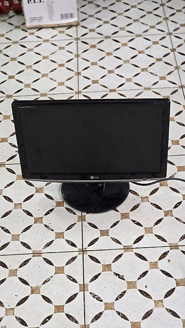 samsung tab a8: LG Flatron W1953 monitor - Ekran: 19" (təxmini), geniş format — 1