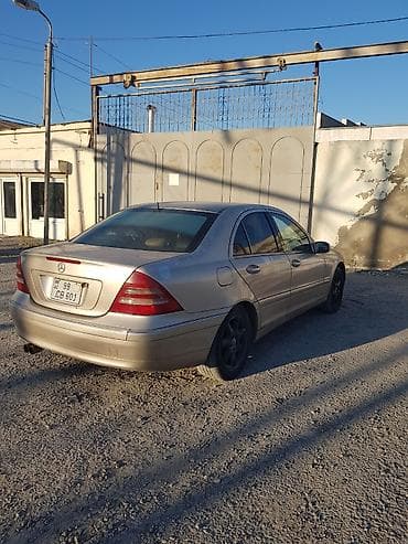 Mercedes-Benz C 240: 2.4 l | 2001 il Sedan