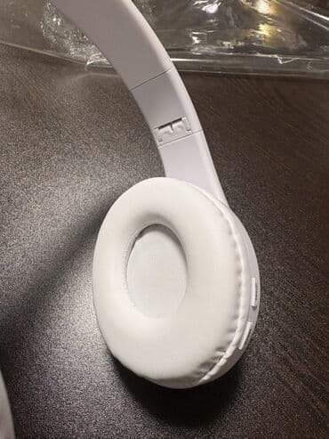 Динамики и колонки: Ağ rəngli naqilsiz/naqilli qulaqlıq Xüsusiyyətlər: - Bluetooth — 3