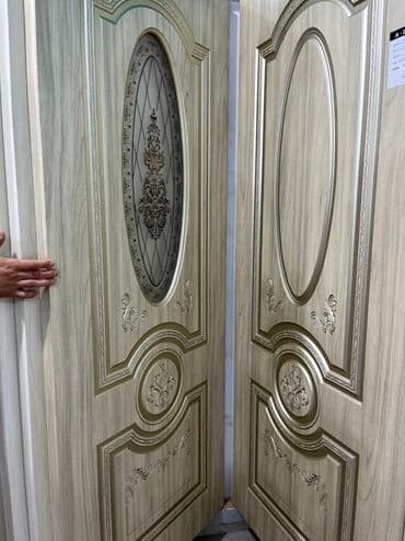 Ağacdan hazırlanmış, oval şəkilli şüşəli daxili qapı. Qapının üzərində