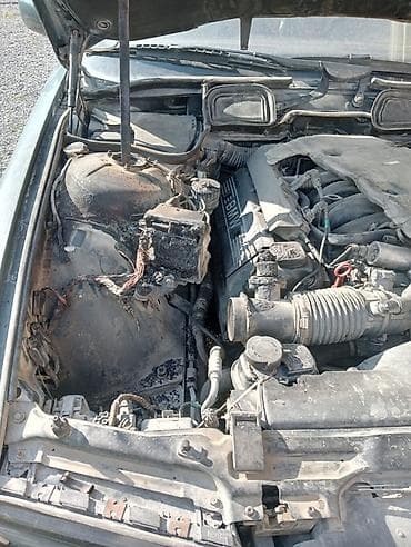 moto skuter: BMW 7 Series E38. Avtomobil göründüyü kimi mühərrik xanada balaca — 2