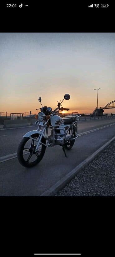 ucuz matasklet: Ağ rəngli, yol üçün nəzərdə tutulmuş motosiklet. Bu motosikletin əsas — 1