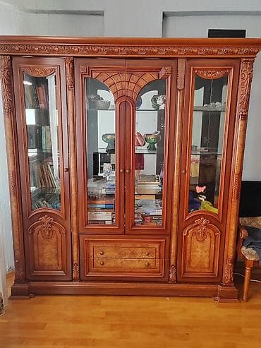 Klassik üslubda vitrinli kitab şkafı