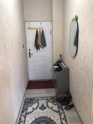 2 otaqlı mənzil - Daxili koridor: ağ giriş qapısı, divar asılqanı