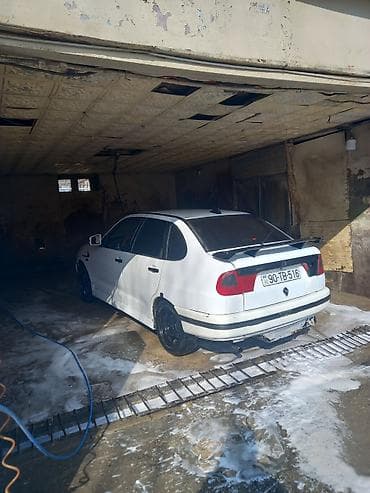 16 diski teker: Ağ rəngli 5 qapılı hetçbek avtomobil. Nömrə: 90-TB-516. 1600 qiymeti — 6