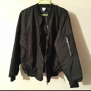 Qara bomber gödəkçə - Klassik, minimal dizayn: yaxası, ətəyi və