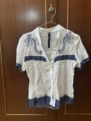 zerli koynekler: Qadın bluzası - Rəng: ağ fonda tünd mavi detallar - Model: qısaqol — 1