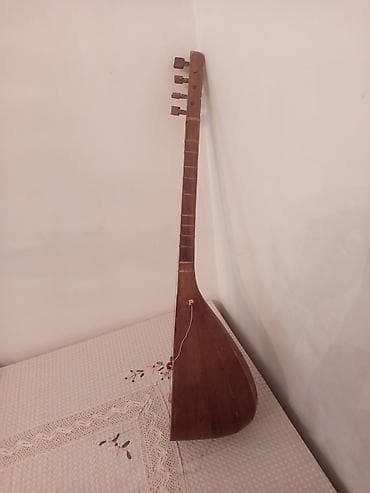 Məhsul: Milli simli musiqi aləti – saz Təsvir: Aşıq ədalətin sazı -
