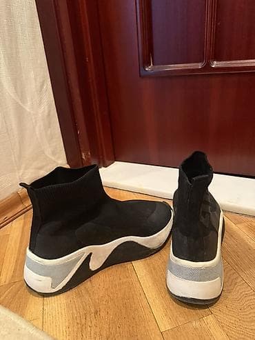 polo ayaqqabı: Yüksək boğazlı, corab tipli qara rəngli idman ayaqqabıları. Ağ və boz — 2