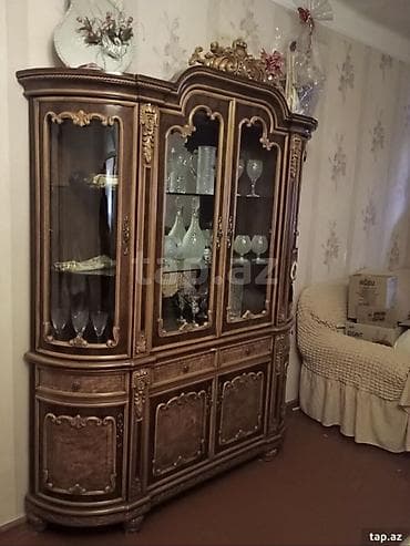 Klassik üslubda qonaq otağı mebel dəsti Tərkib: - Vitrin-bufet: üç