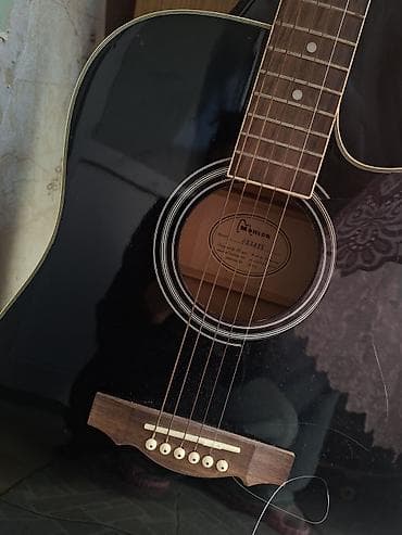 gitara simleri: Akustik gitar. 4/4. Sadəcə 1 simi qırıqdı, başqa heçbir problemi — 2